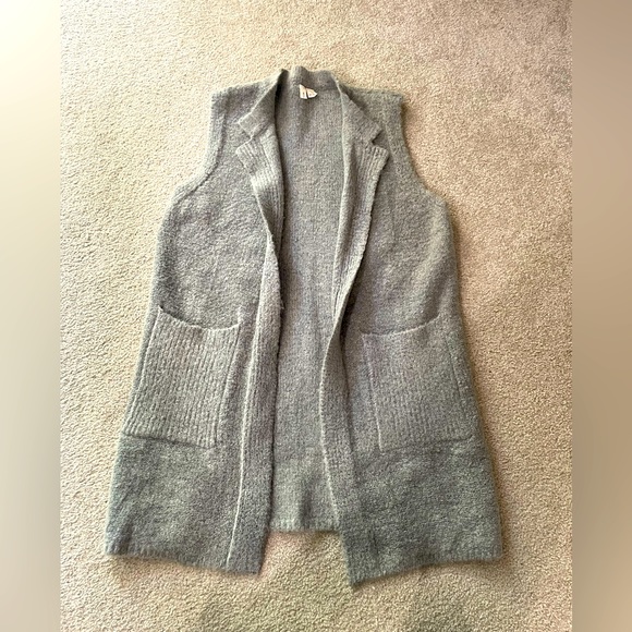 Sleeveless Cardigan! Beautiful grey and long…. WITH POCKETS! - Picture 1 of 4